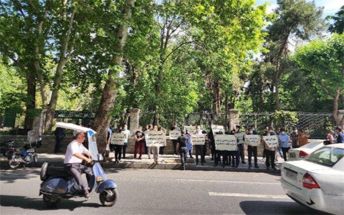 تجمع جمعی از پرسنل شرکت کنترل ترافیک در مقابل شورای شهر تهران