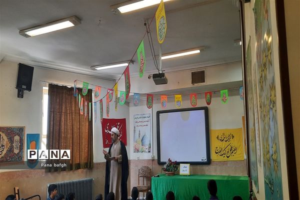 معرفی کتاب‌های شهید مطهری برای دانش‌آموزان مدرسه شاهد غدیر بافق