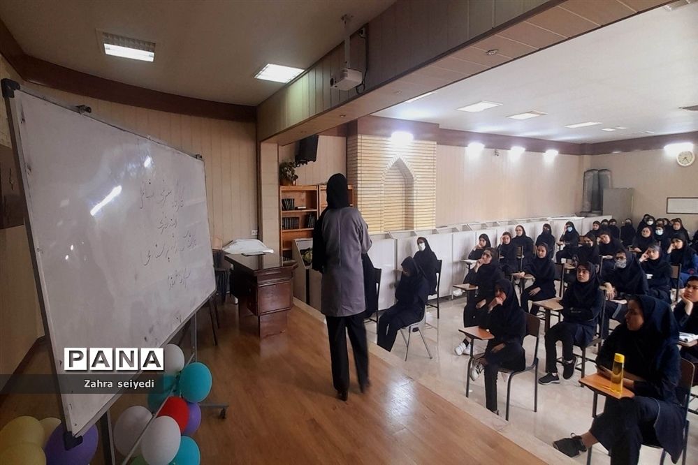 کارگاه معرفی مشاغل رشته تجربی در دبیرستان فاطمه الزهرا(س)