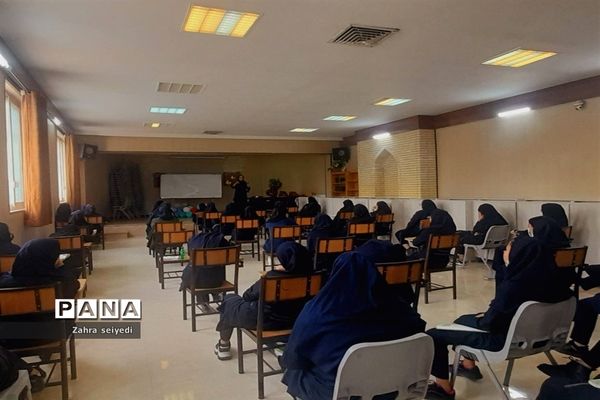 کارگاه معرفی مشاغل رشته تجربی در دبیرستان فاطمه الزهرا(س)