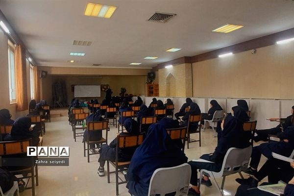 کارگاه معرفی مشاغل رشته تجربی در دبیرستان فاطمه الزهرا(س)