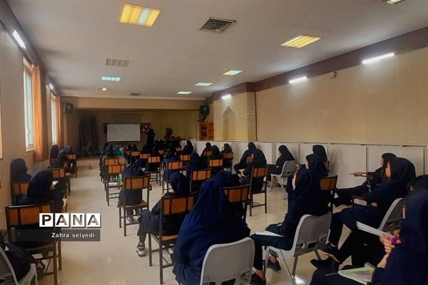 کارگاه معرفی مشاغل رشته تجربی در دبیرستان فاطمه الزهرا(س)