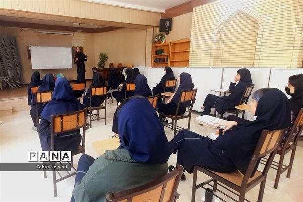 کارگاه معرفی مشاغل رشته تجربی در دبیرستان فاطمه الزهرا(س)