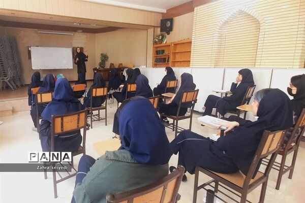 کارگاه معرفی مشاغل رشته تجربی در دبیرستان فاطمه الزهرا(س)