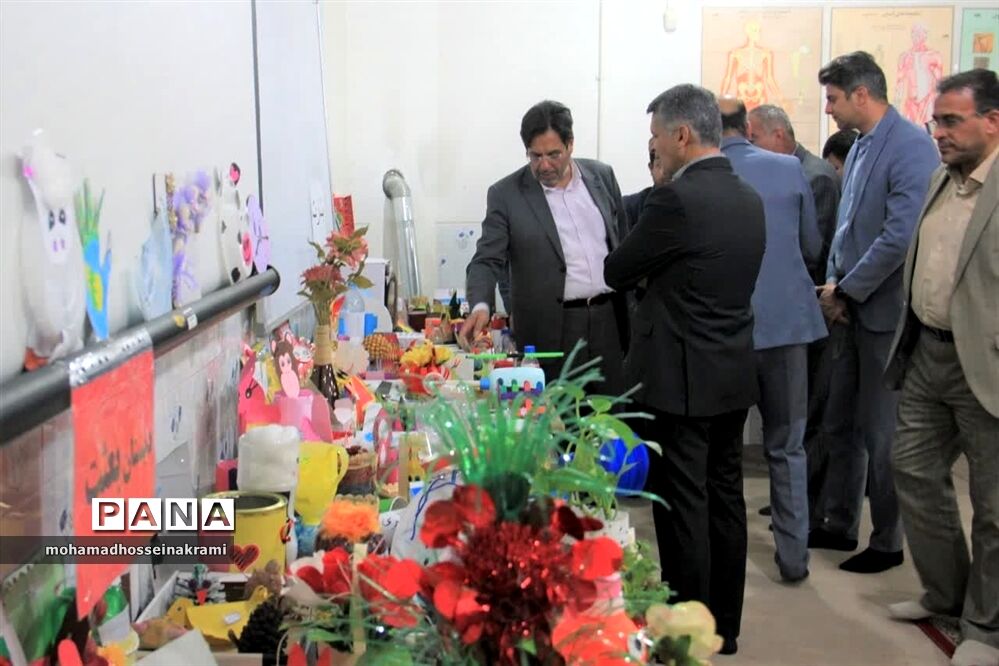 افتتاحیه نمایشگاه دست‌سازه‌های دانش‌آموزان شهرستان ابرکوه