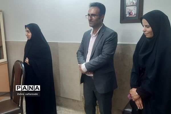 تقدیر از مشاوران مرکز مشاوره مدرسه آموزش و پرورش رودهن