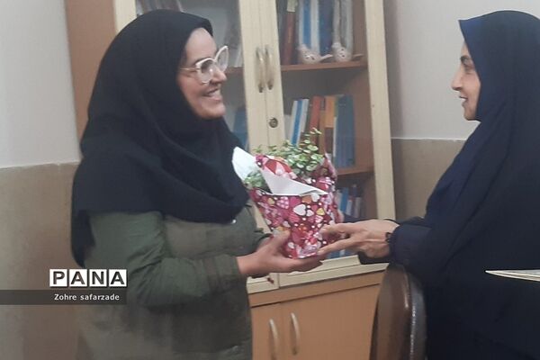 تقدیر از مشاوران مرکز مشاوره مدرسه آموزش و پرورش رودهن