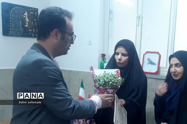 تقدیر از مشاوران مرکز مشاوره مدرسه آموزش و پرورش رودهن