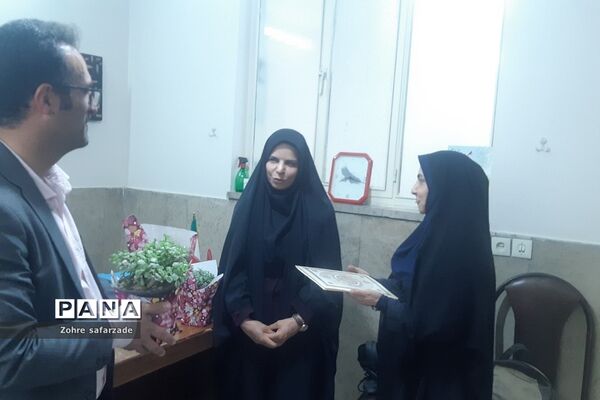 تقدیر از مشاوران مرکز مشاوره مدرسه آموزش و پرورش رودهن