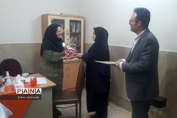 تقدیر از مشاوران مرکز مشاوره مدرسه آموزش و پرورش رودهن