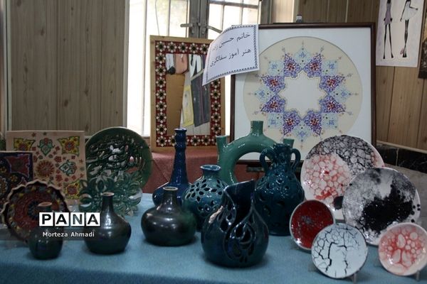 بازدید مدیرآموزش و پرورش ناحیه ۱ ری از نمایشگاه هنرستان دخترانه کار و دانش آیت‌الله صدر ناحیه ۱ شهرری