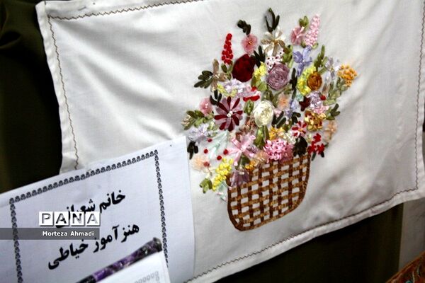 بازدید مدیرآموزش و پرورش ناحیه ۱ ری از نمایشگاه هنرستان دخترانه کار و دانش آیت‌الله صدر ناحیه ۱ شهرری