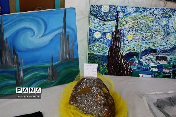 بازدید مدیرآموزش و پرورش ناحیه ۱ ری از نمایشگاه هنرستان دخترانه کار و دانش آیت‌الله صدر ناحیه ۱ شهرری