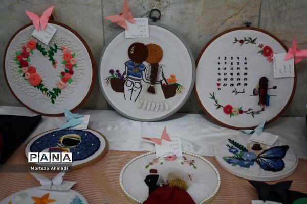 بازدید مدیرآموزش و پرورش ناحیه ۱ ری از نمایشگاه هنرستان دخترانه کار و دانش آیت‌الله صدر ناحیه ۱ شهرری