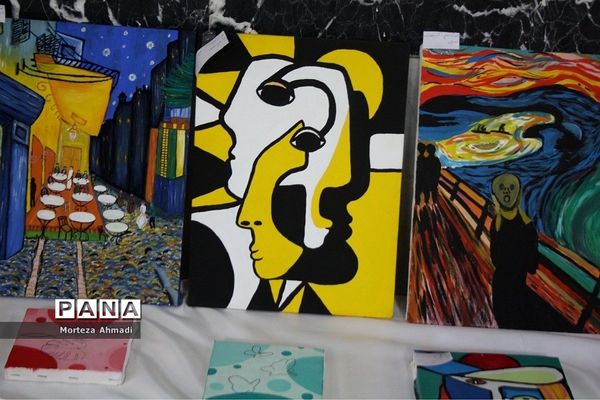 بازدید مدیرآموزش و پرورش ناحیه ۱ ری از نمایشگاه هنرستان دخترانه کار و دانش آیت‌الله صدر ناحیه ۱ شهرری