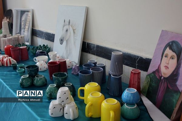 بازدید مدیرآموزش و پرورش ناحیه ۱ ری از نمایشگاه هنرستان دخترانه کار و دانش آیت‌الله صدر ناحیه ۱ شهرری