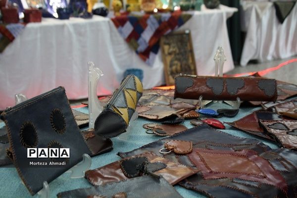 بازدید مدیرآموزش و پرورش ناحیه ۱ ری از نمایشگاه هنرستان دخترانه کار و دانش آیت‌الله صدر ناحیه ۱ شهرری