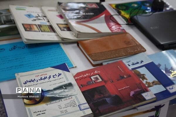 بازدید مدیرآموزش و پرورش ناحیه ۱ ری از نمایشگاه هنرستان دخترانه کار و دانش آیت‌الله صدر ناحیه ۱ شهرری