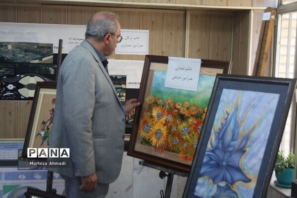 بازدید مدیرآموزش و پرورش ناحیه ۱ ری از نمایشگاه هنرستان دخترانه کار و دانش آیت‌الله صدر ناحیه ۱ شهرری