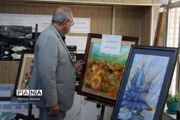 بازدید مدیرآموزش و پرورش ناحیه ۱ ری از نمایشگاه هنرستان دخترانه کار و دانش آیت‌الله صدر ناحیه ۱ شهرری