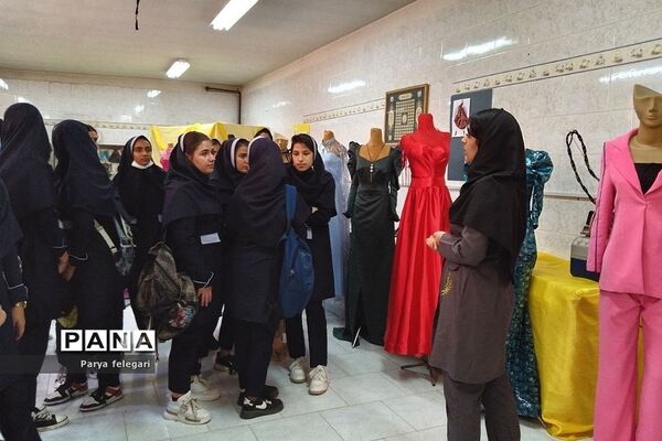 برگزاری نمایشگاه به مناسبت هفته مشاغل در هنرستان فدک