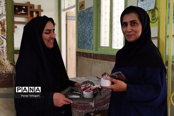 برگزاری نمایشگاه به مناسبت هفته مشاغل در هنرستان فدک
