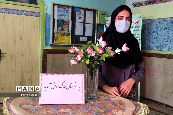 برگزاری نمایشگاه به مناسبت هفته مشاغل در هنرستان فدک
