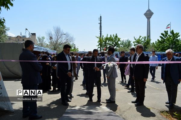 افتتاحیه نمایشگاه توانمندی‌های هنرجویان هنرستان‌ها آموزش و پرورش منطقه ۲