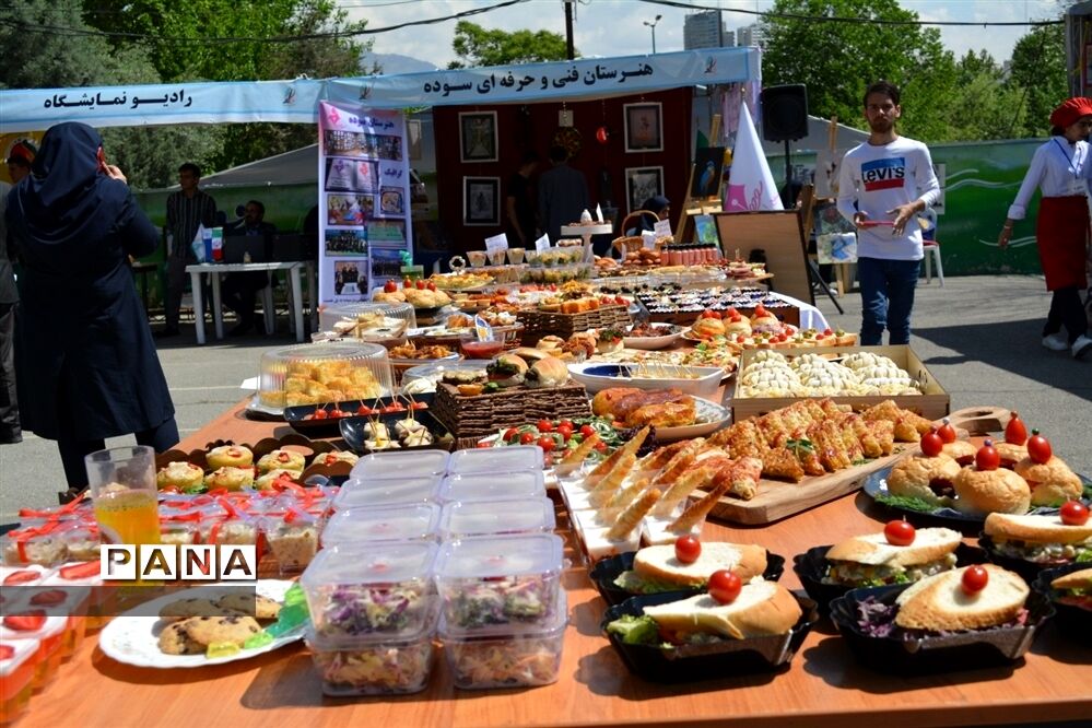 افتتاحیه نمایشگاه توانمندی‌های هنرجویان هنرستان‌ها آموزش و پرورش منطقه ۲