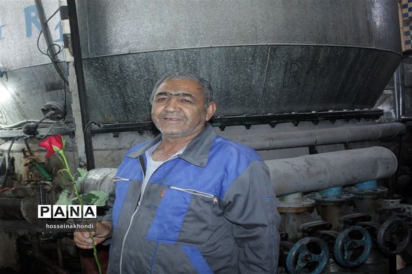 تقدیر دانش‌آموزان میبدی  از کارگران کارخانه قند به‌مناسبت روز جهانی کارگر