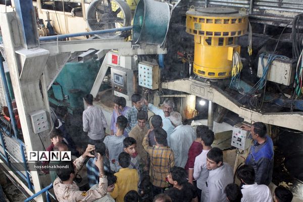 تقدیر دانش‌آموزان میبدی  از کارگران کارخانه قند به‌مناسبت روز جهانی کارگر