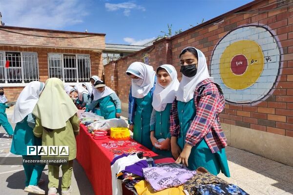 بازارچه مواد غذایی و صنایع‌دستی و دست‌سازه‌های دانش‌‌آموزان در مدرسه مهرنوین فیروزکوه