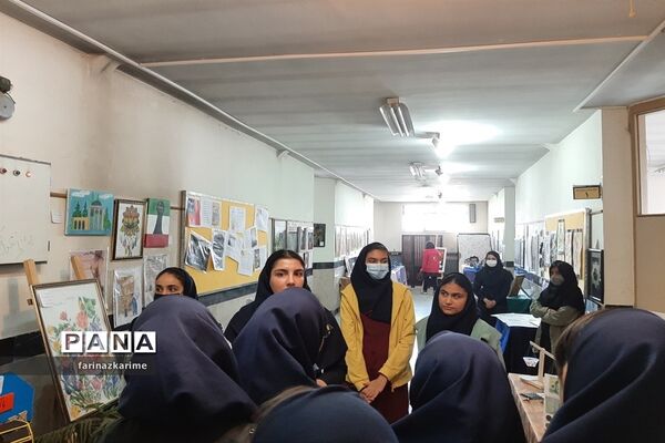 بازدید دانش‌آموزان پایه نهم دبیرستان سردار سلیمانی از نمایشگاه صنایع‌دستی دانش‌آموزان دبیرستان بلیغ فیروزکوه