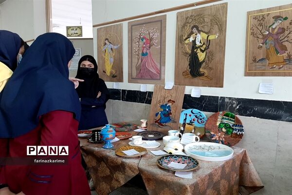 بازدید دانش‌آموزان پایه نهم دبیرستان سردار سلیمانی از نمایشگاه صنایع‌دستی دانش‌آموزان دبیرستان بلیغ فیروزکوه
