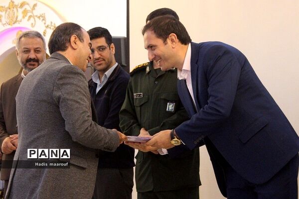 مراسم تقدیر از مدیران، معاونان و معلمان نمونه و بازنشسته در ناحیه ۲ بهارستان