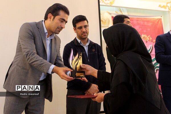 مراسم تقدیر از مدیران، معاونان و معلمان نمونه و بازنشسته در ناحیه ۲ بهارستان