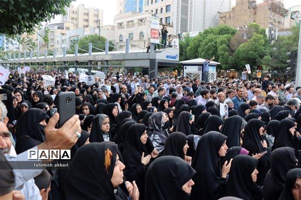 تشییع پیکر شهید غیرت بر دستان مردم مشهد