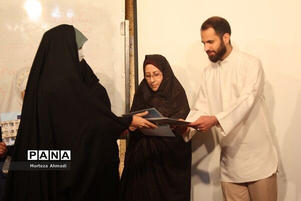تقدیر از برگزیدگان جشنواره نوجوان سالم در اداره آموزش و پرورش ناحیه یک شهرری