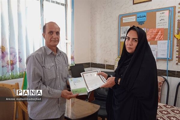 رونمایی از کتاب دانش‌آموزان نویسنده قرچکی