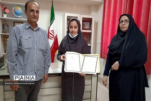 رونمایی از کتاب دانش‌آموزان نویسنده قرچکی