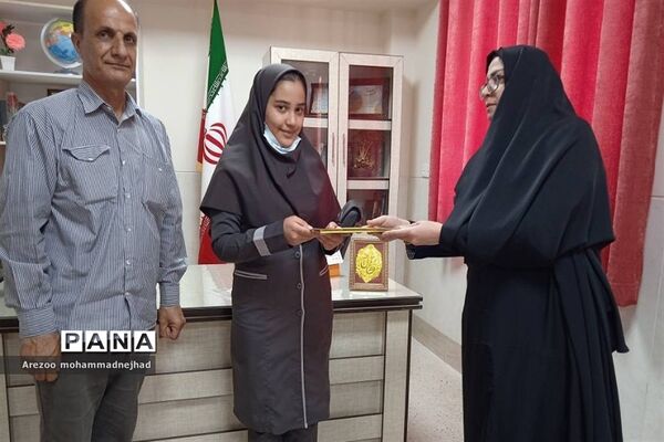 رونمایی از کتاب دانش‌آموزان نویسنده قرچکی