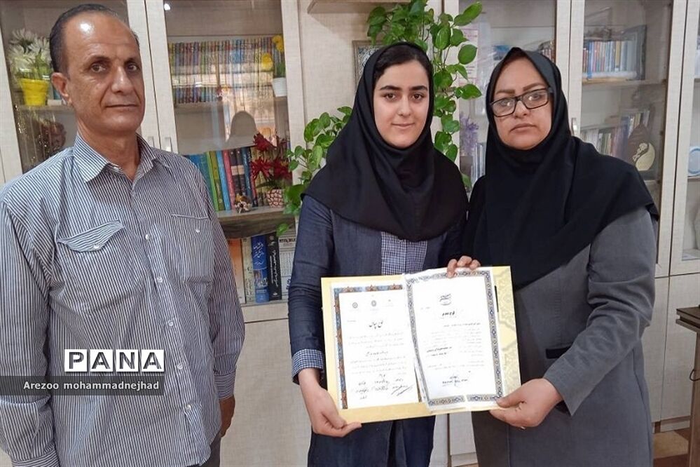 رونمایی از کتاب دانش‌آموزان نویسنده قرچکی
