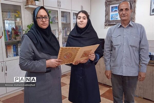 رونمایی از کتاب دانش‌آموزان نویسنده قرچکی