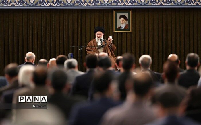 جمعی از معلمان‌ با رهبر معظم انقلاب دیدار می‌کنند