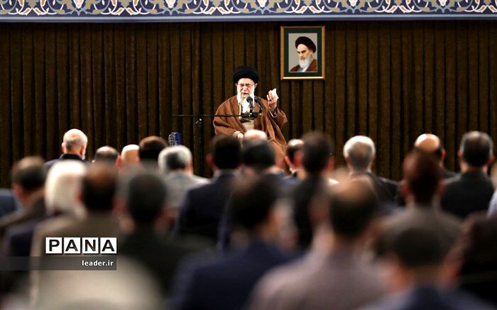 جمعی از معلمان‌ با رهبر معظم انقلاب دیدار می‌کنند