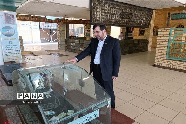 آیین گلباران مزار شهدا به‌مناسبت  گرامیداشت روز معلم در ملارد
