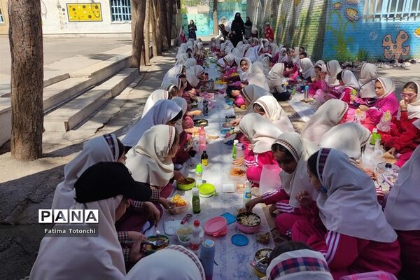 ناهار وحدت  در دبستان دخترانه بعثت ناحیه 3 شیراز