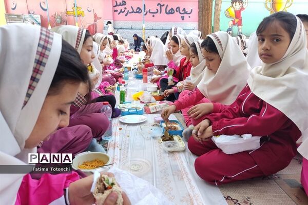 ناهار وحدت  در دبستان دخترانه بعثت ناحیه 3 شیراز