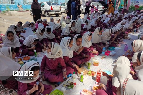 ناهار وحدت  در دبستان دخترانه بعثت ناحیه 3 شیراز
