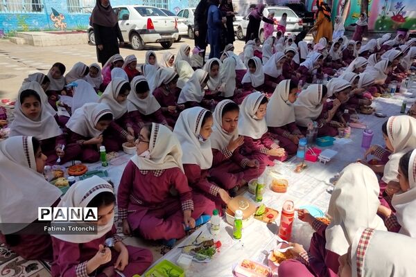 ناهار وحدت  در دبستان دخترانه بعثت ناحیه 3 شیراز